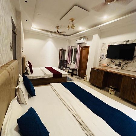 Mm Grand Hotel Varanasi Exterior foto