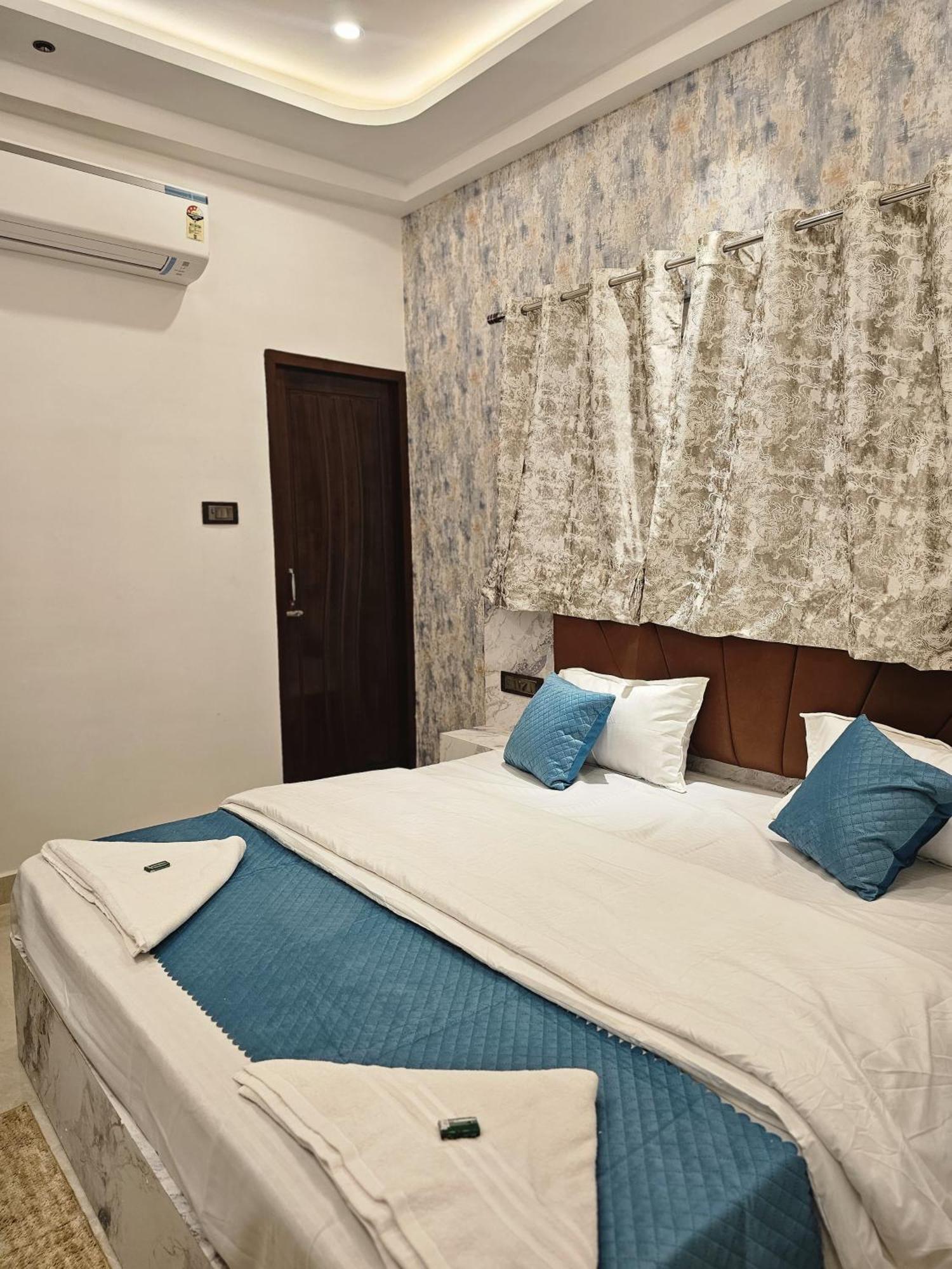 Mm Grand Hotel Varanasi Exterior foto