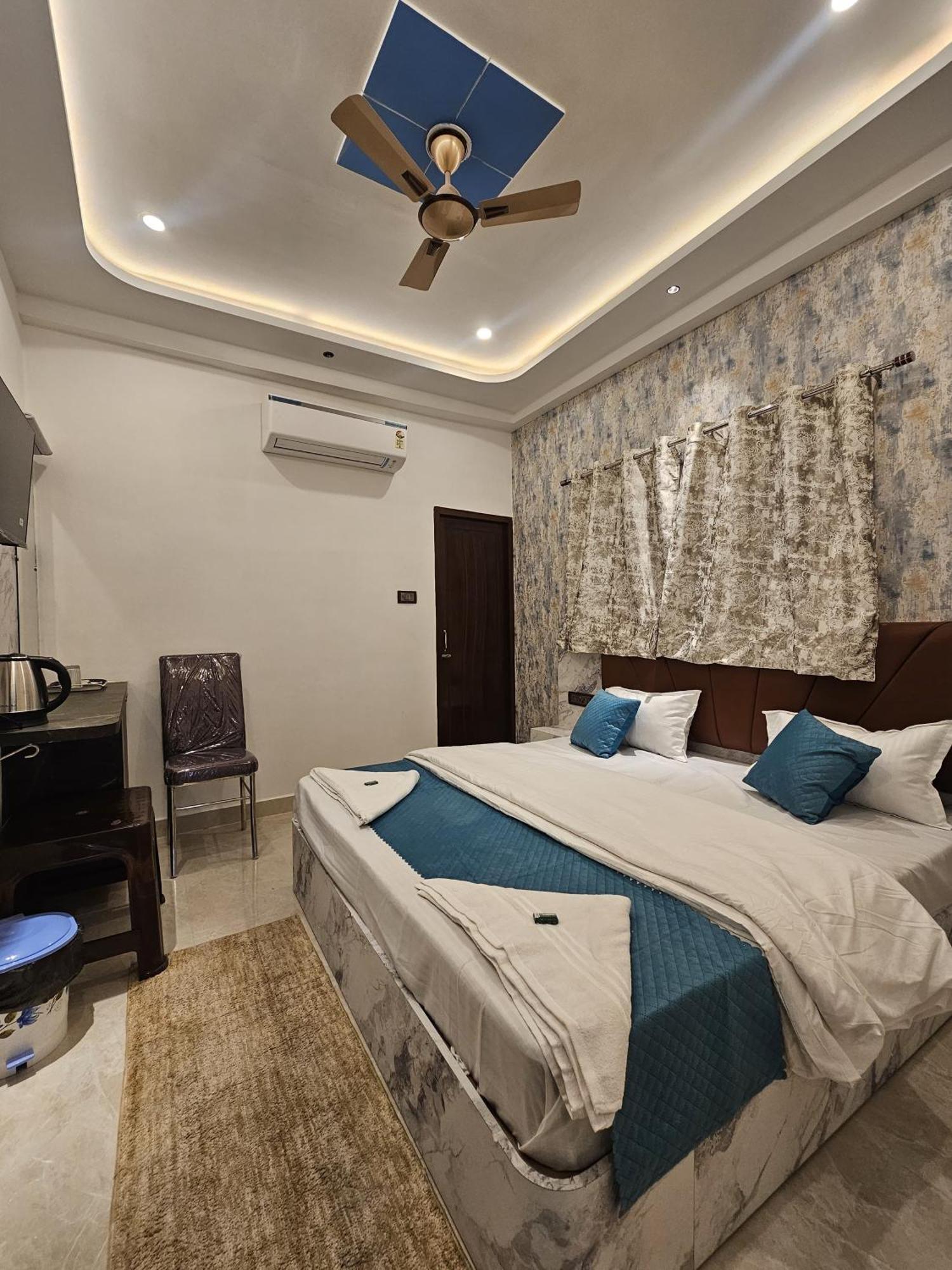 Mm Grand Hotel Varanasi Exterior foto
