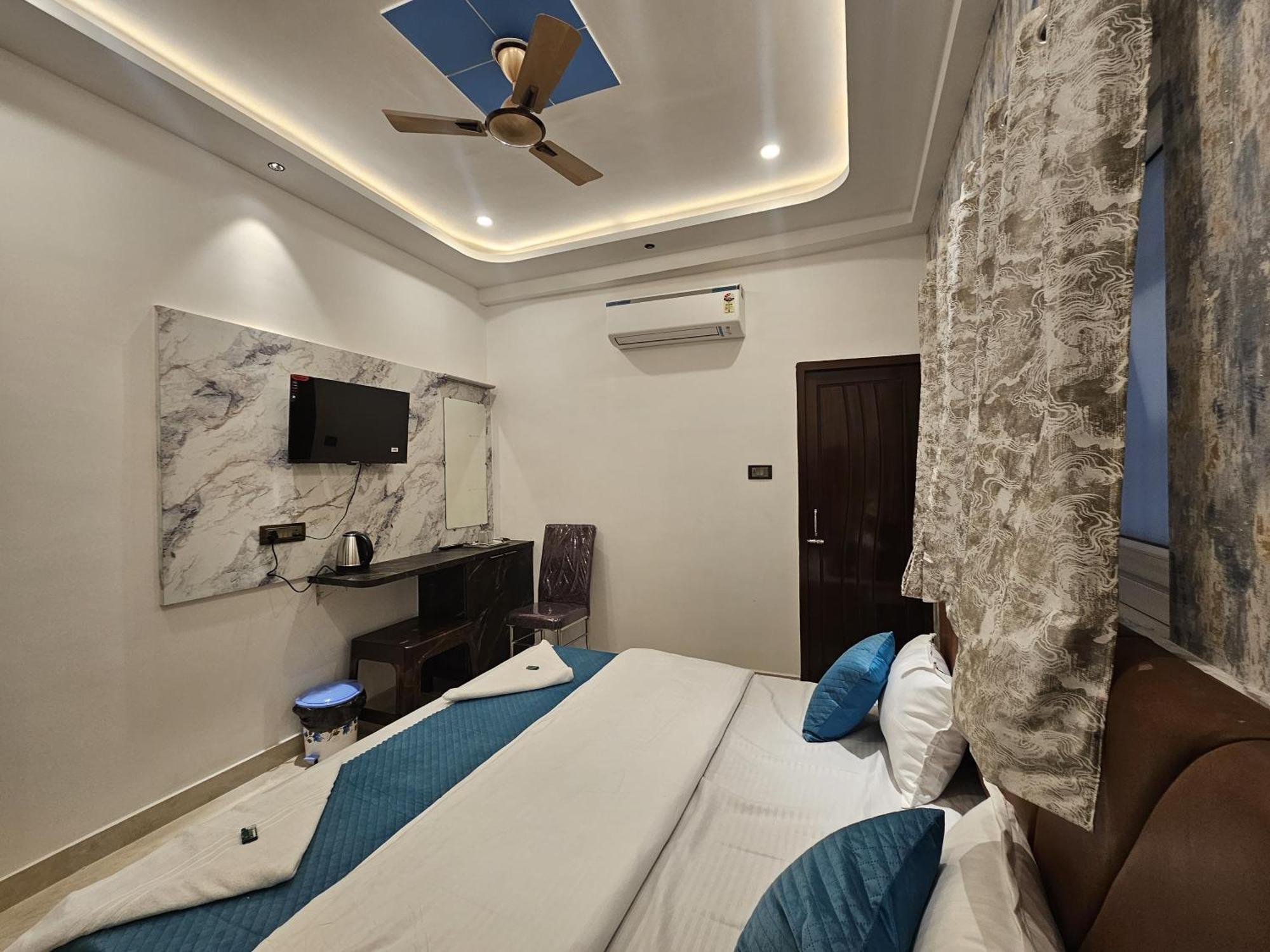 Mm Grand Hotel Varanasi Exterior foto