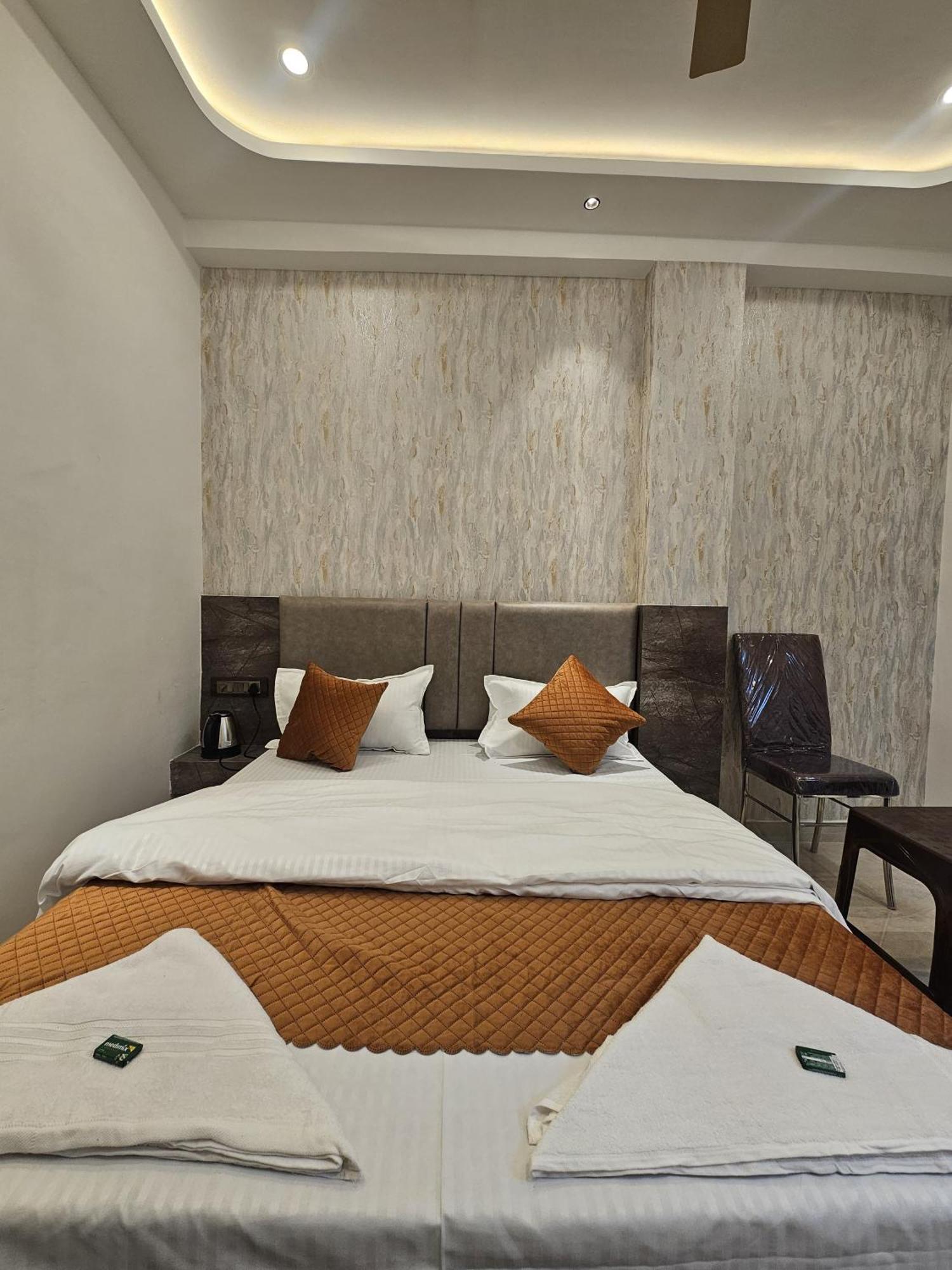 Mm Grand Hotel Varanasi Exterior foto