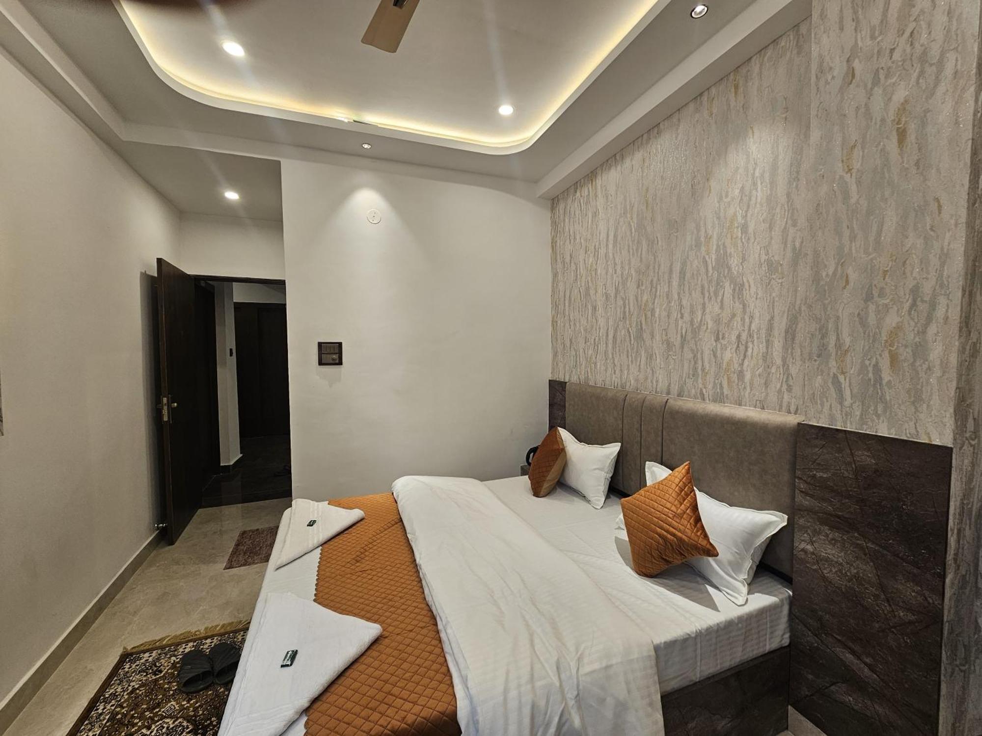 Mm Grand Hotel Varanasi Exterior foto