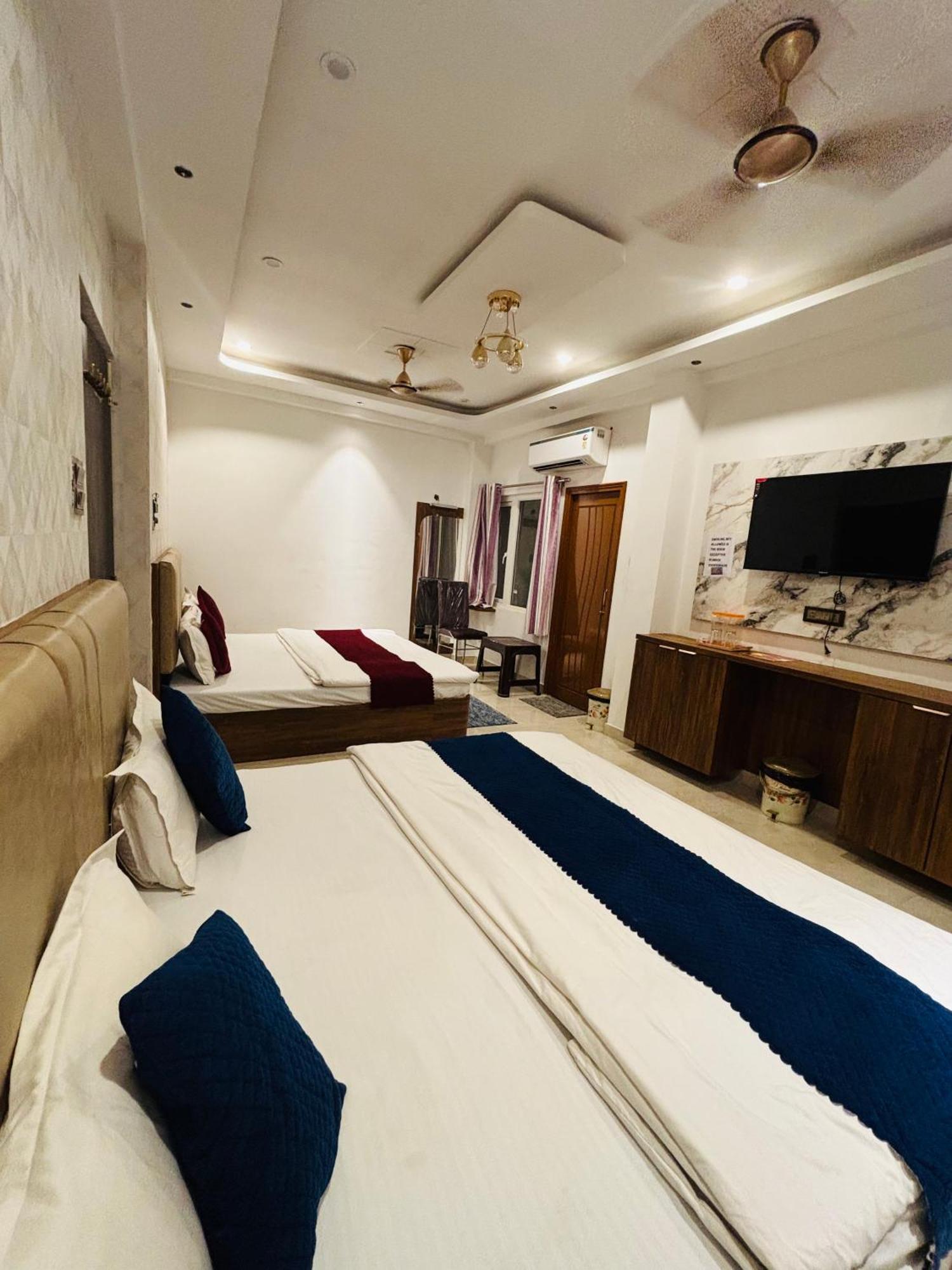 Mm Grand Hotel Varanasi Exterior foto