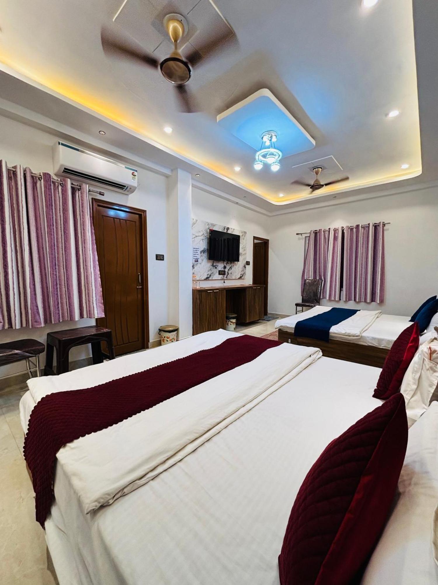 Mm Grand Hotel Varanasi Exterior foto