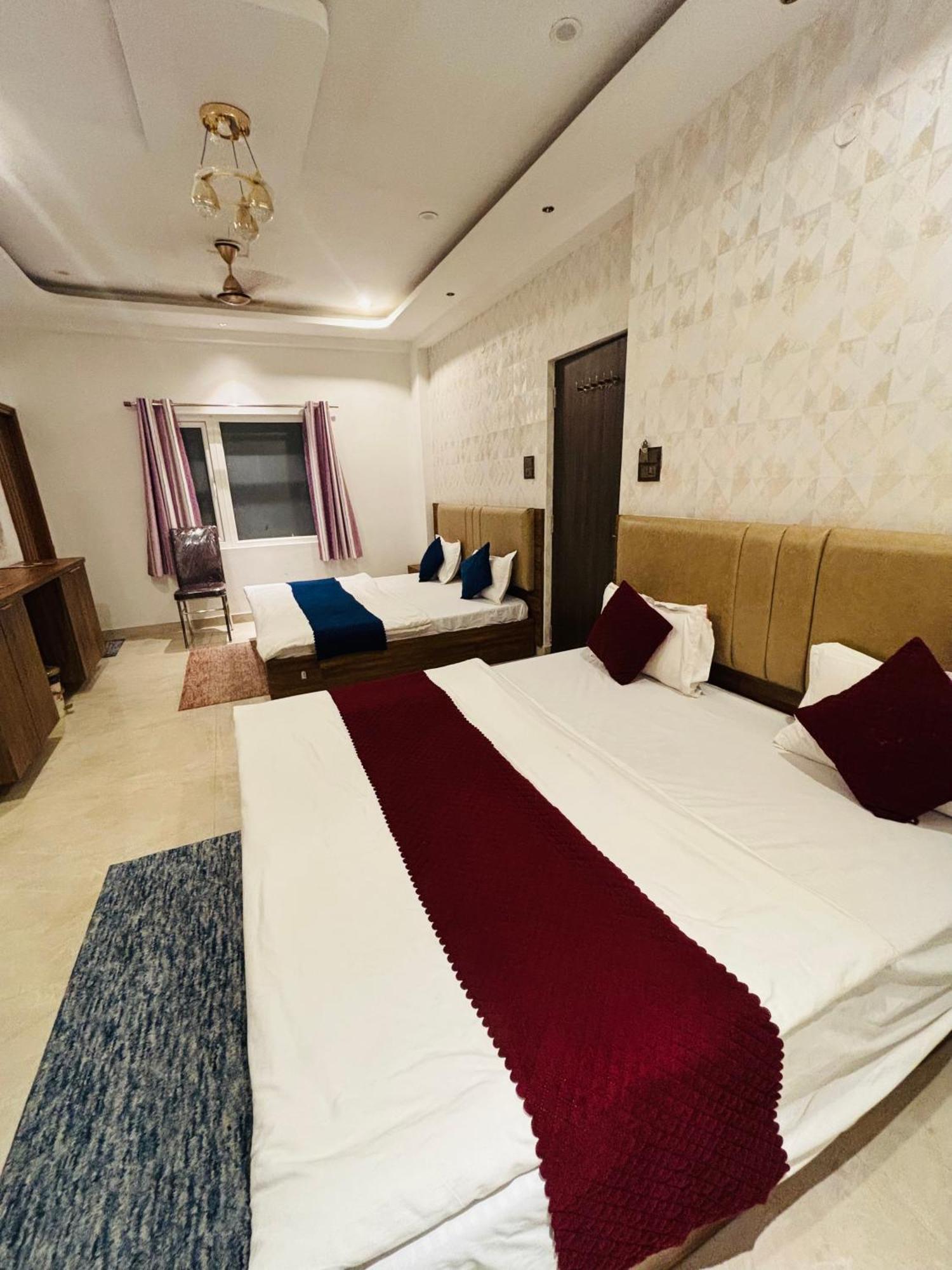Mm Grand Hotel Varanasi Exterior foto