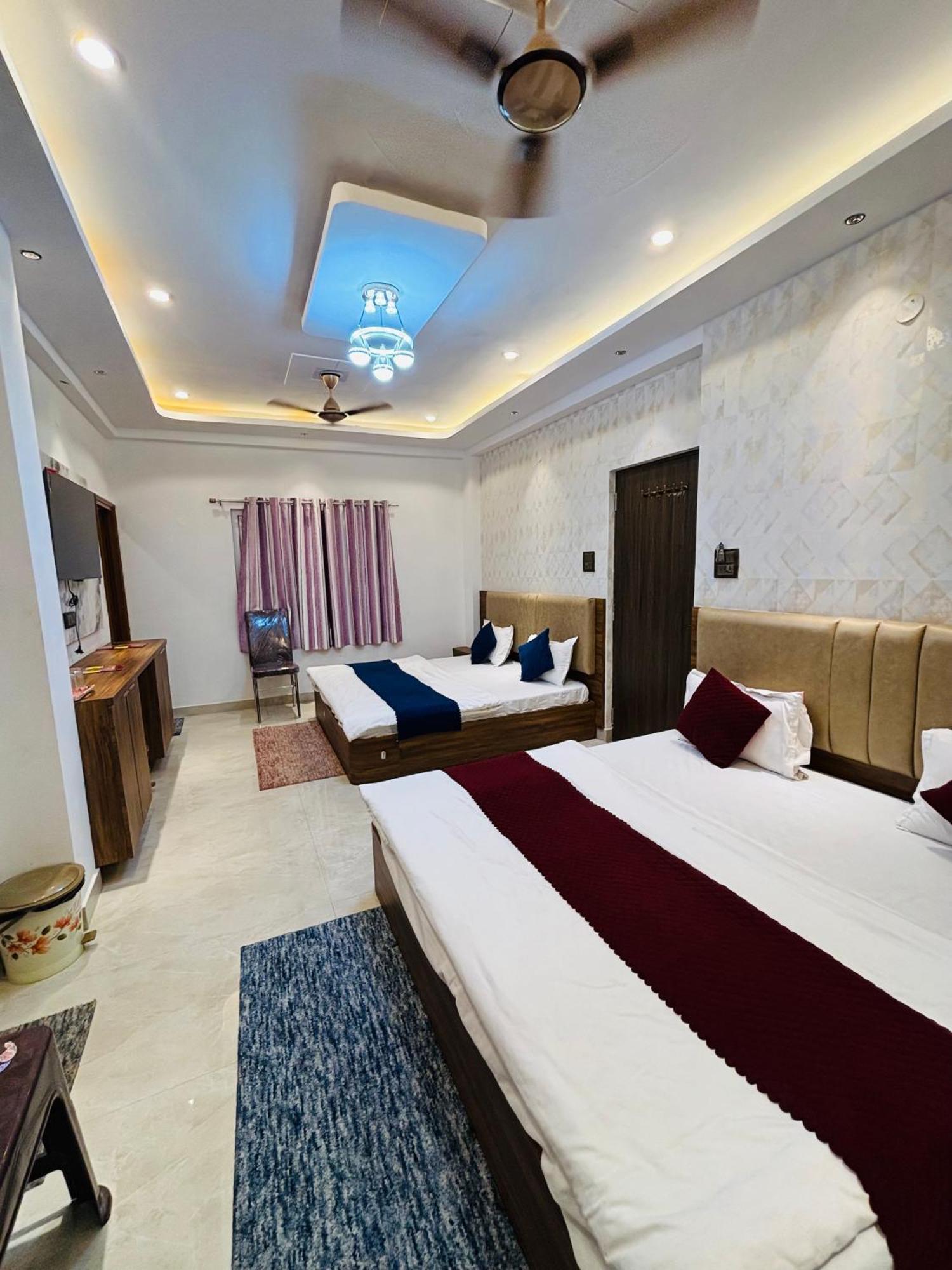 Mm Grand Hotel Varanasi Exterior foto