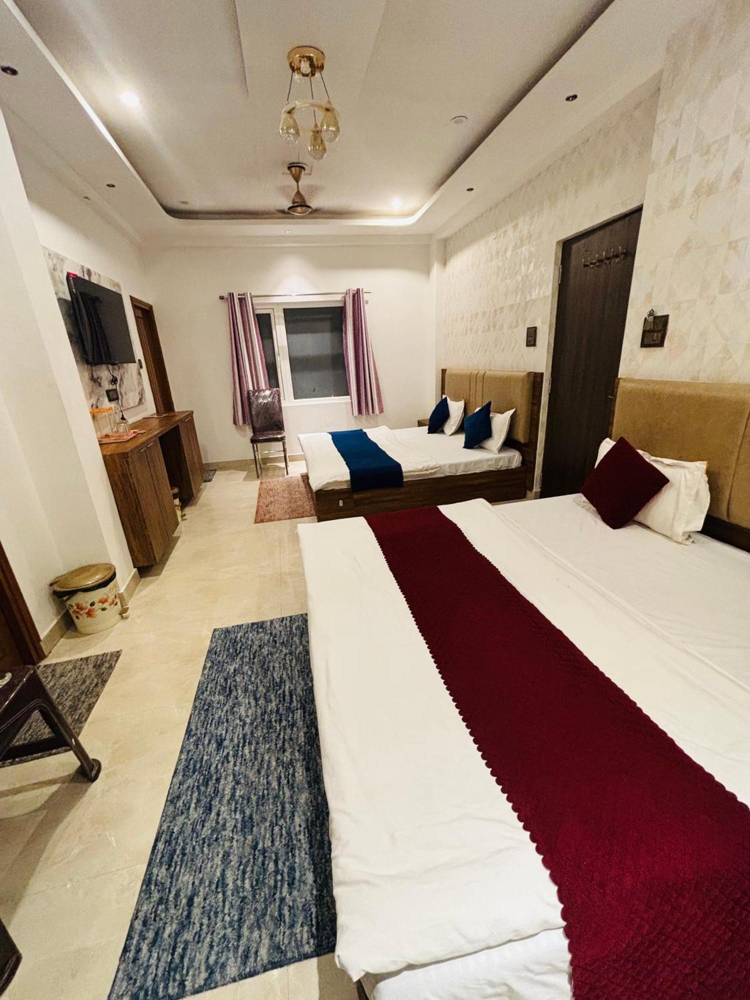 Mm Grand Hotel Varanasi Exterior foto